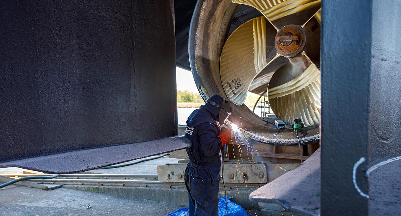 Reparatie schip bij Nieuwenhuijsen Scheepsbouw