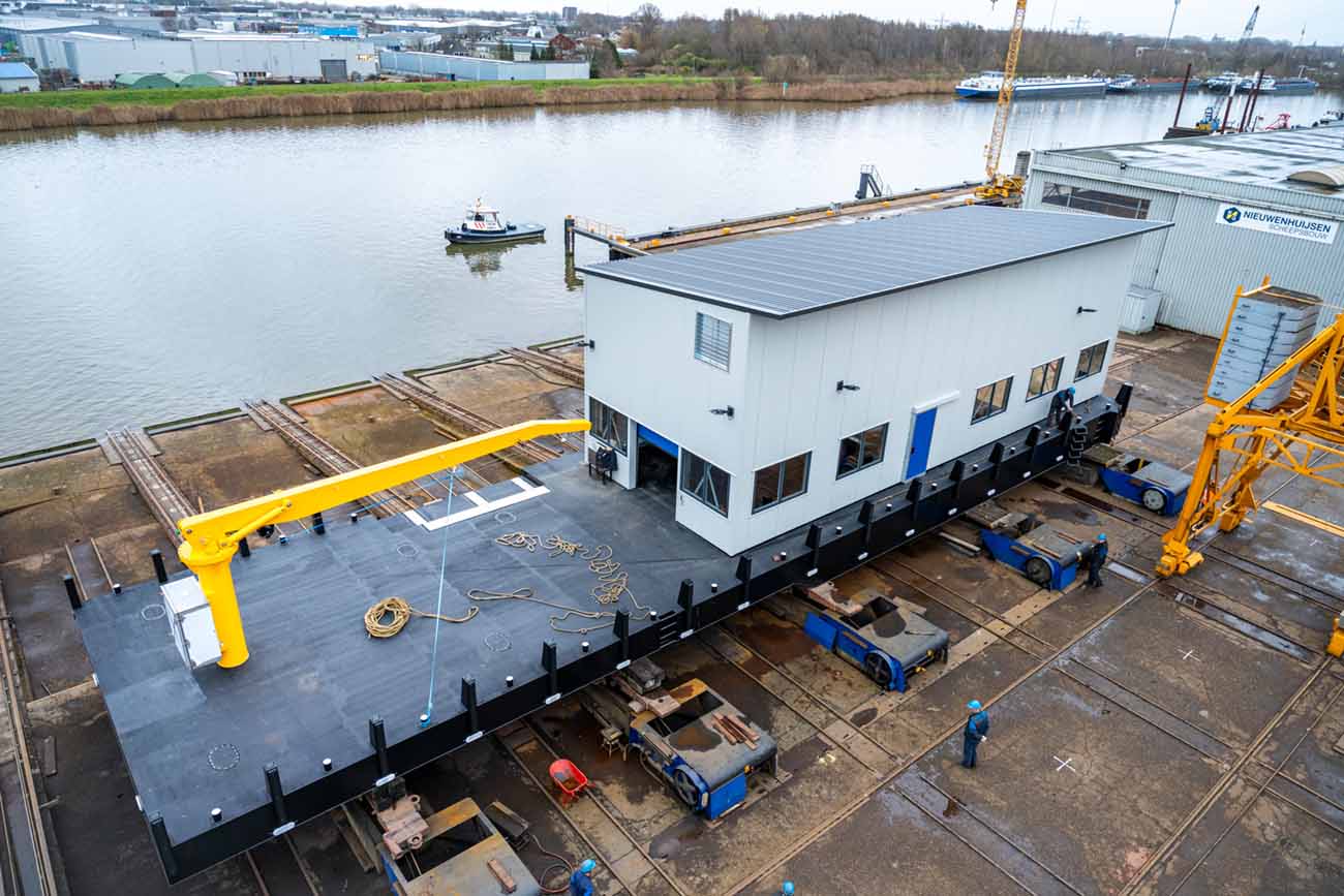 Vervoer ponton bij Nieuwenhuijsen Scheepsbouw