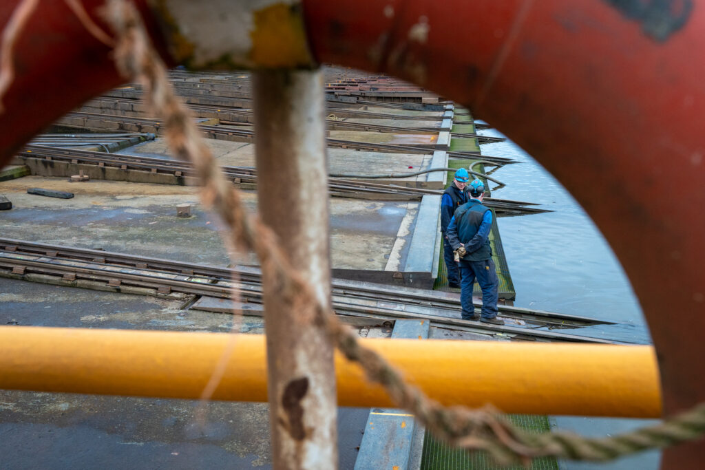 Het te water laten van het ponton Waalhaven