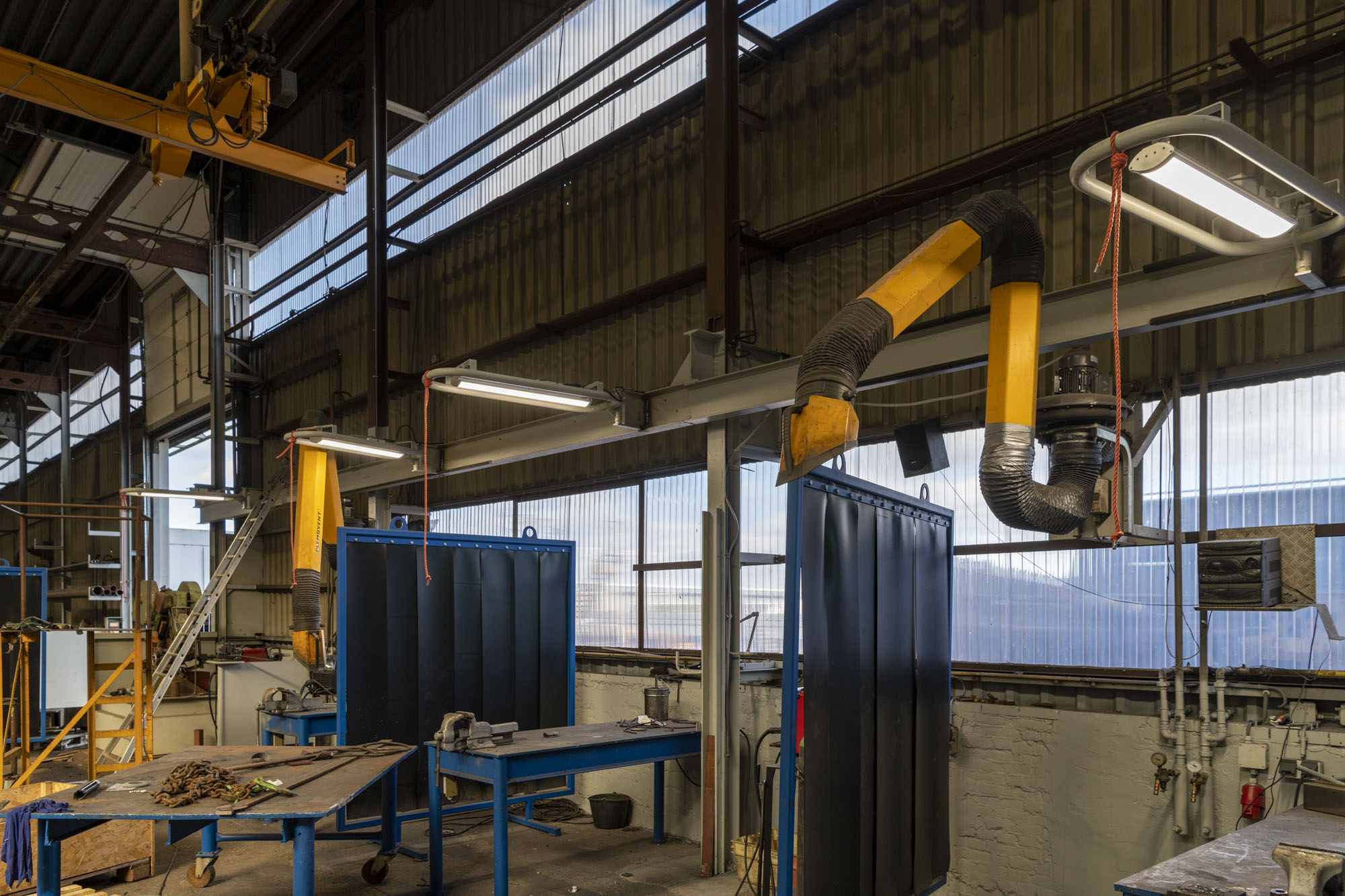 Led-verlichting boven de werkplek bij Nieuwenhuijsen scheepsbouw