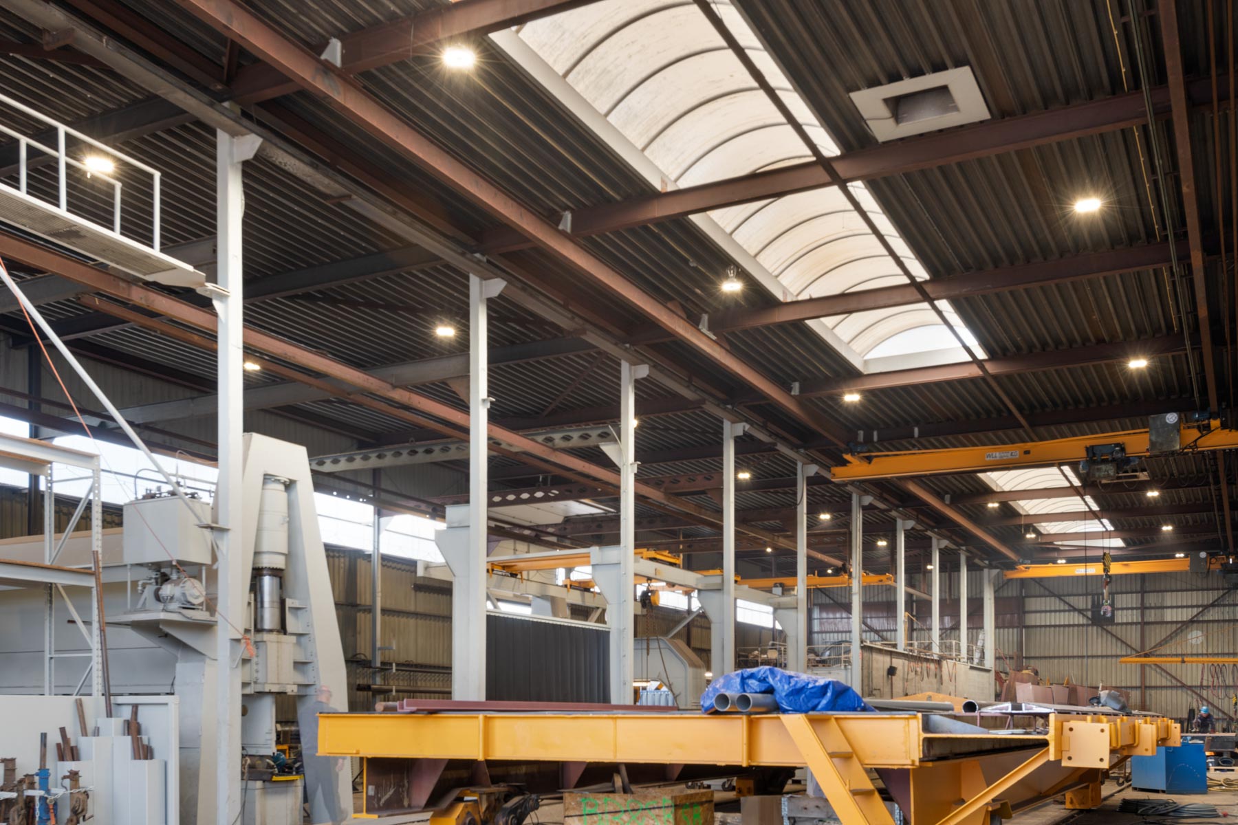 Led-verlichting aan het plafond bij Nieuwenhuijsen scheepsbouw