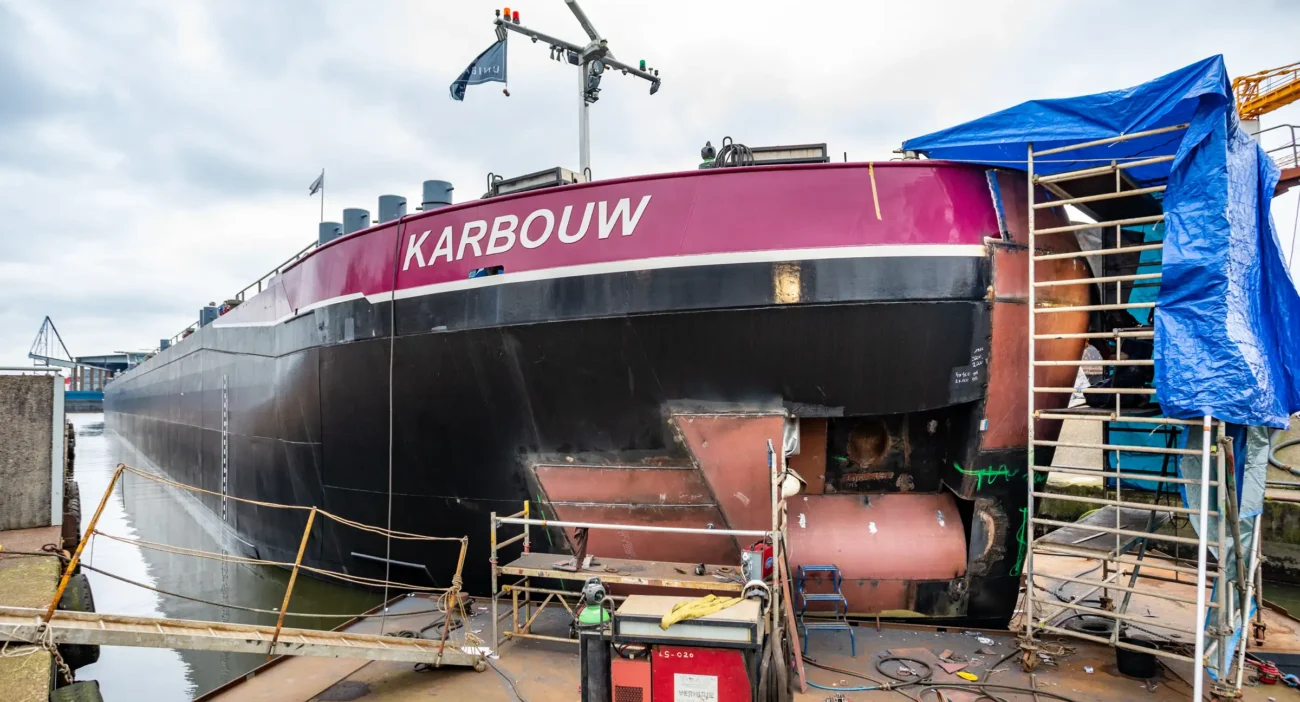 Schip met grote reparatie aan de boeg