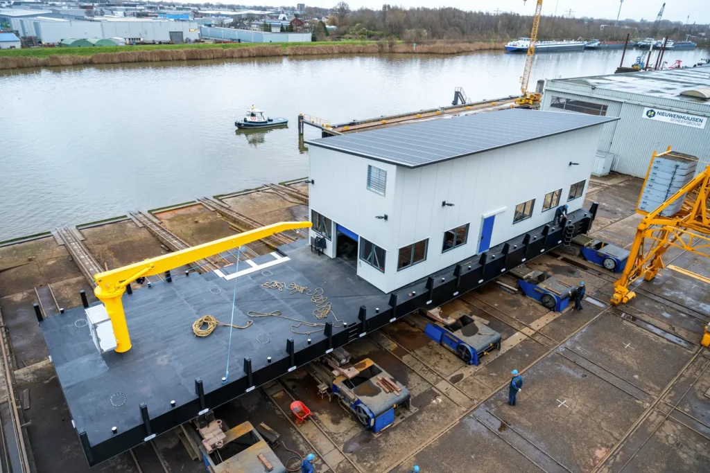 tewaterlating ponton bij Nieuwenhuijsen Scheepsbouw