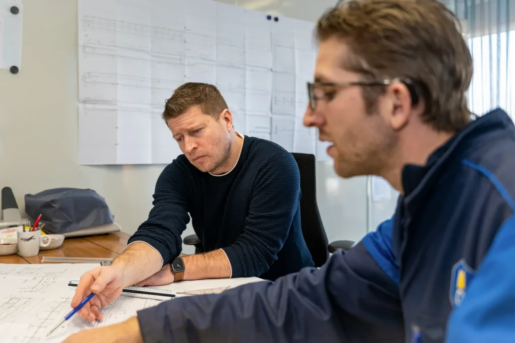 Martijn Nieuwenhuijsen bij planning Nieuwenhuijsen Scheepsbouw