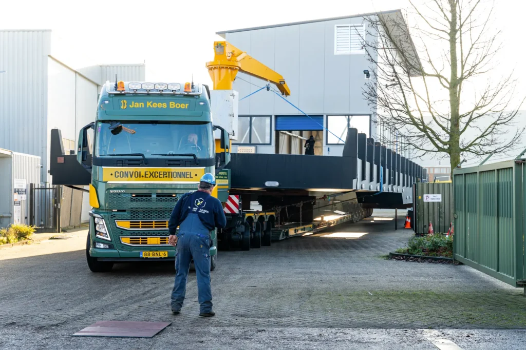 Vervoer ponton bij Nieuwenhuijsen Scheepsbouw