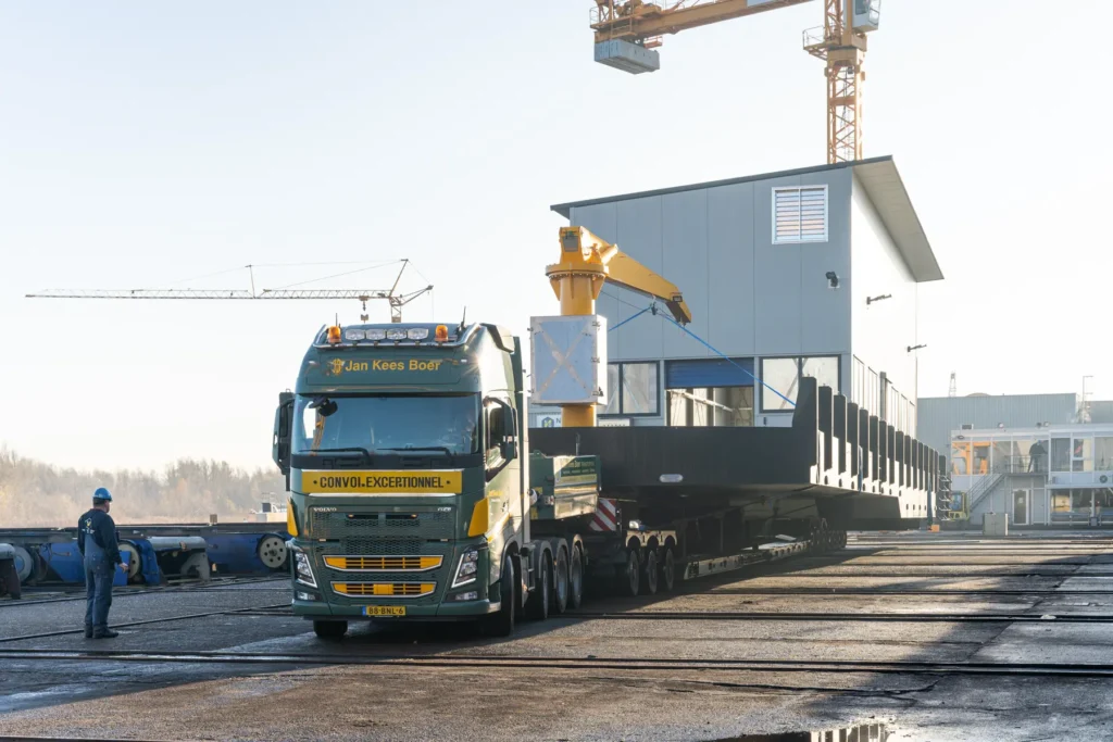 Vervoer per vrachtwagen voor Ponton Nieuwenhuijsen Scheepsbouw